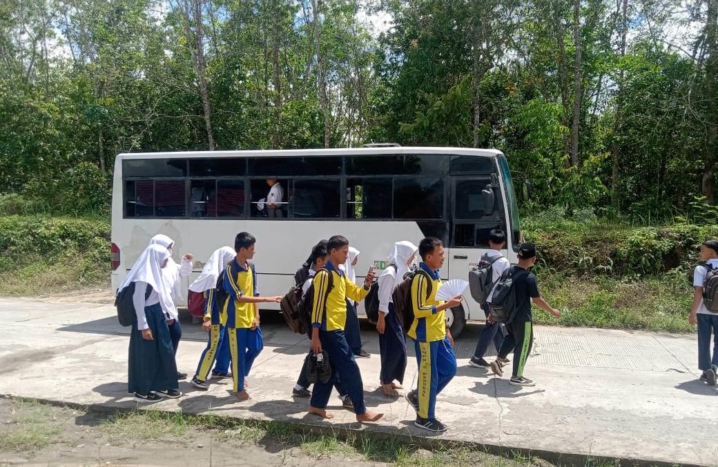 Dari Pelosok PALI untuk Generasi Cerdas: Kisah Inspiratif Bus Sekolah Gratis Desa Babat
