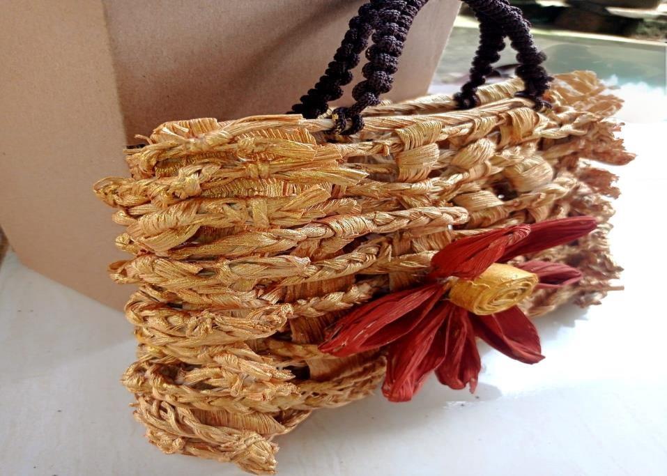 Meretas Batas Limbah Agraria: Cara Dua Inovator SMAN 2 Unggulan Talang Ubi Mengubah Kulit Jagung Menjadi Modest Fashion Premium Zea Mays Bag   