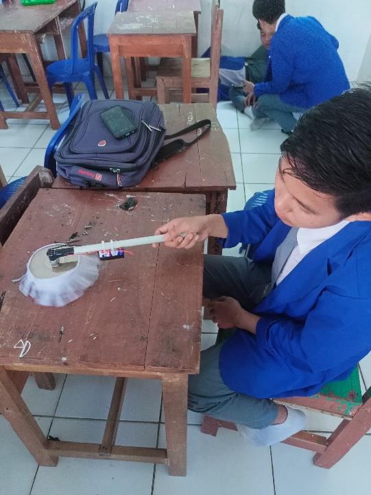 Sapu Debu Tanpa Lelah: Siswa SMAN 2 Unggulan Talang Ubi Ciptakan 'DEM', Kemoceng Elektrik Praktis dan Ekonomis